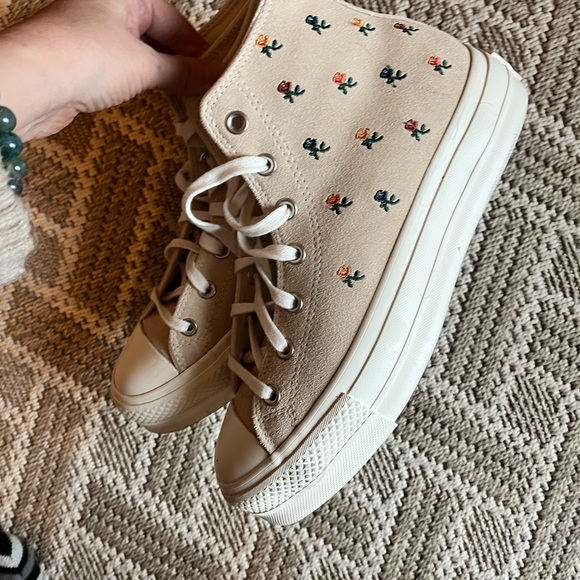 Women’s Ivory Taupe Beige Converse Embroidered floral Suede Chuck Taylor 9 1/2 - Picture 2 of 4
